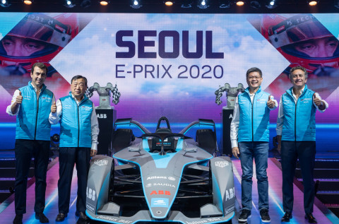 Caption from left to right: Alberto Longo, Deputy CEO and Chief Championship Officer, Formula E; Hee-Beom Lee, President, 2020 Seoul E-Prix Operation Committee; Sweeseng Lee, President, ABB South Korea; Alejandro Agag, CEO and Founder, Formula E. (Photo: Business Wire)